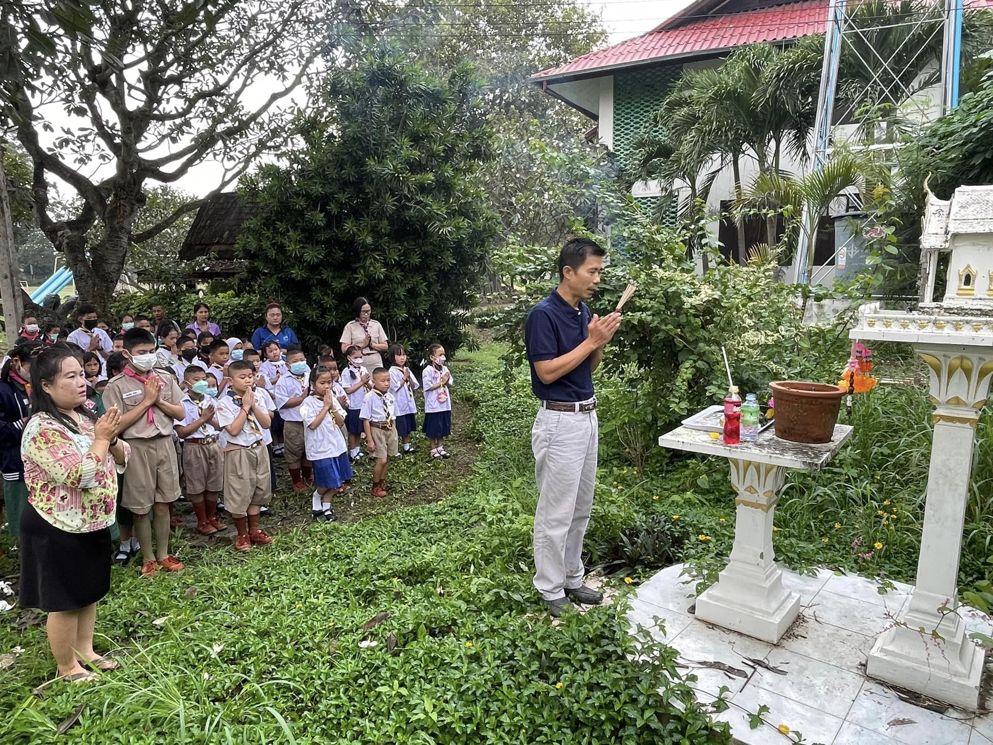 กิจกรรมการสักการะไหว้ศาลพระภูมิเจ้าที่ สิ่งศักดิ์สิทธิ์ภายในโรงเรียน