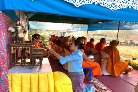 กิจกรรมการทำบุญตักบาตรข้าวสาร-อาหารแห้ง เนื่องในวันขึ้นปีใหม่ พระสงฆ์ จำนวน 22 รูป และทอดผ้าป่าสามัคคีเพื่อสมทบทุนการศึกษาให้แก่นักเรียนโรงเรียนสันป่าตองเทศบาลตำบลยุหว่า 1